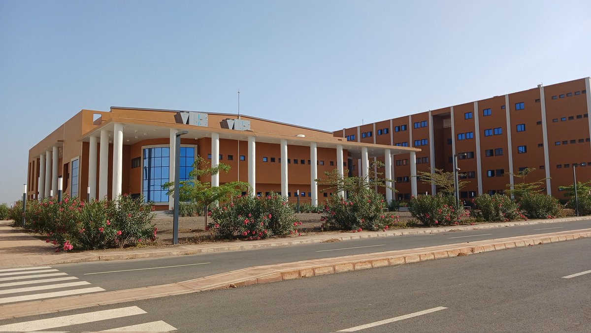 MinetteLontsie's tweet photo. Très belle journée passée aujourd'hui à l'Université Amadou Mahtar Mbow installée dans la ville "futuriste " de Diamnadio, située à 30 km de Dakar. https://t.co/TrhDn01Ndd