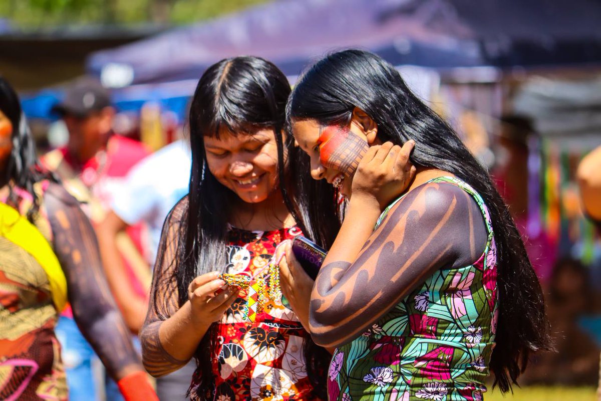 O Acampamento Terra Livre proporciona oportunidades de trocas culturais, permitindo que os povos indígenas compartilhem e exponham seus artesanatos, enriquecendo a diversidade de experiências humanas. Fotos: Bruna Sirayp #ATL2024 #DIVERSIDADE