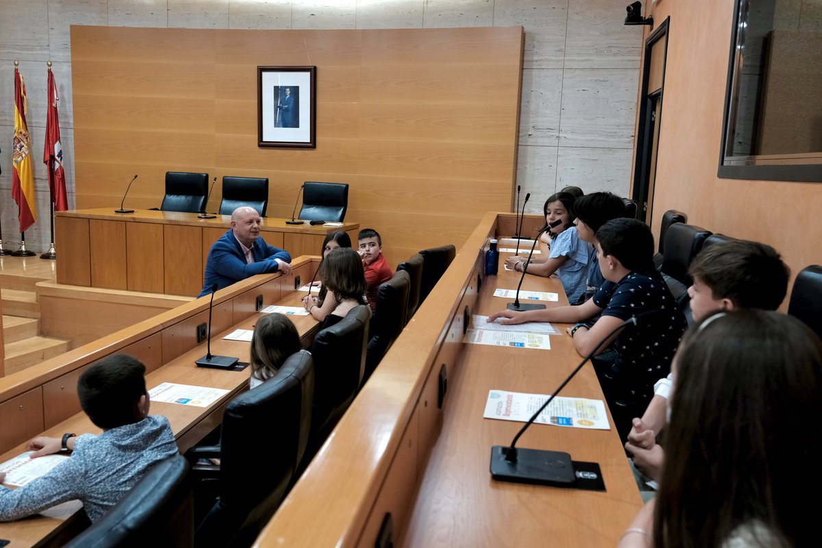 pacorodriguezdh's tweet photo. Hoy han tomado posesión las y los jóvenes representantes del Grupo de Participación Local “Infancia y Adolescencia #DosHermanas” . Con esta iniciativa impulsamos, desde el @aytodoshermanas  , la participación activa y real de quienes son presente y futuro de nuestra ciudad. https://t.co/saPSPm0Jrm