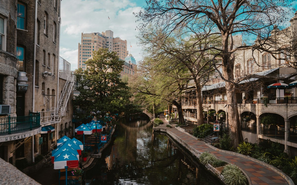 One level down from the main streets, the San Antonio Riverwalk provides a peaceful and pleasing way to navigate the city. This functional attraction is connected to the history and culture of San Antonio, Texas, enabling residents and visitors to have unique and profound