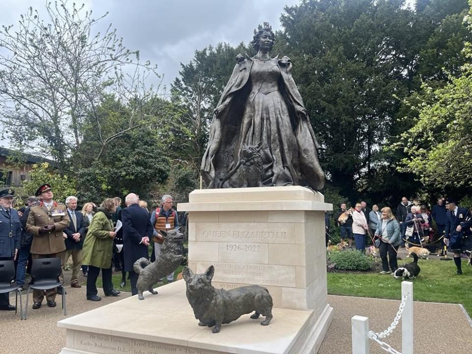 Wonderful 🇬🇧 A statue of Queen Elizabeth II, thought to be the first permanent memorial to the late monarch, has been unveiled in Rutland