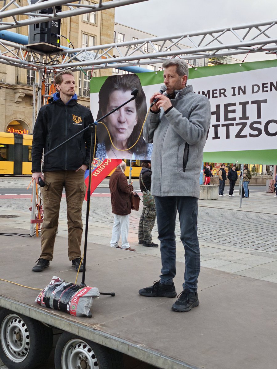mschwarz87's tweet photo. #dd2204 #Dresden rechter Montagsprotest
Arne Schmitt ruft dazu auf, Laien als Wahlpflichtverteidiger*in zu benennen.
Zuletzt musste ein "Mandant" von Schmitt einen höheren Tagessatz verkraften. https://t.co/fG4yUc3Kke