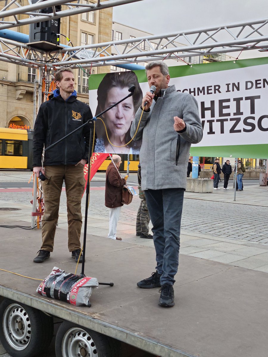 mschwarz87's tweet photo. #dd2204 #Dresden rechter Montagsprotest
Arne Schmitt ruft dazu auf, Laien als Wahlpflichtverteidiger*in zu benennen.
Zuletzt musste ein "Mandant" von Schmitt einen höheren Tagessatz verkraften. https://t.co/fG4yUc3Kke