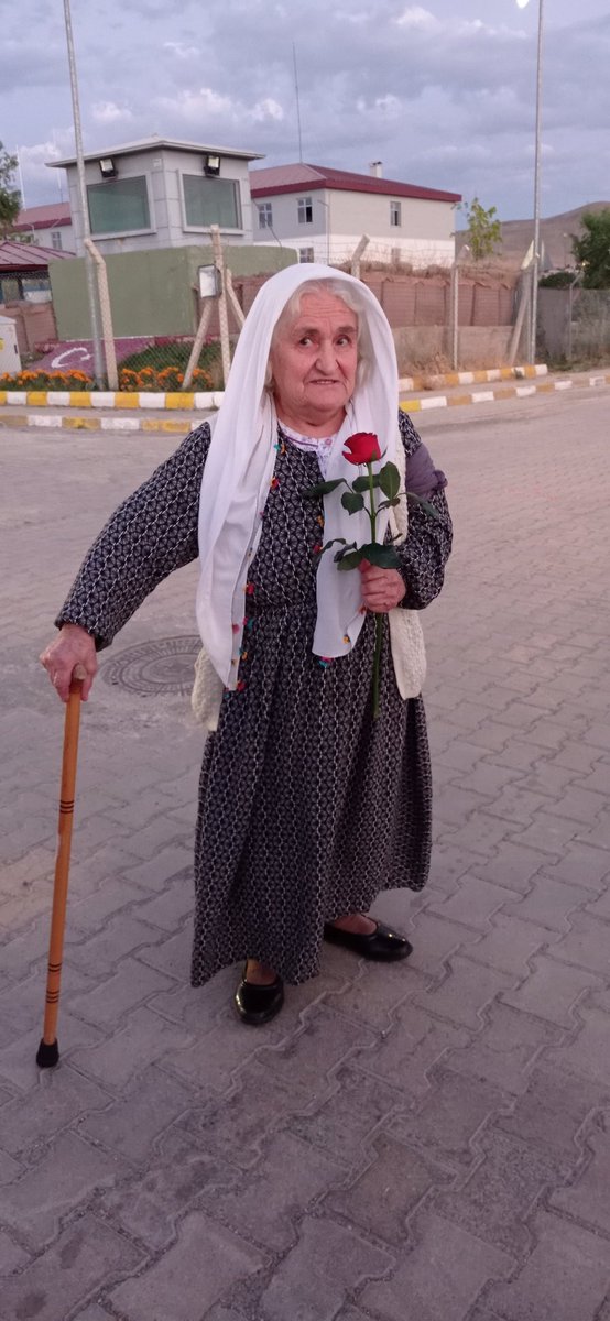 ṢU TAG'A BİR EL ATSAK GÜZEL İNSANLAR... Olmaz dediğimiz ne varsa oldu ve oluyor malesef... Birçok hastalığı bulunan 83 yaşındaki Makbule Özer, Adli Tıp Kurumu'nun “Cezaevinde kalabilir” raporu üzerine tekrar TUTUKLANDI... Rahat Uyu Türkiye'm...! ParmaklıklarArdında 23Nisan