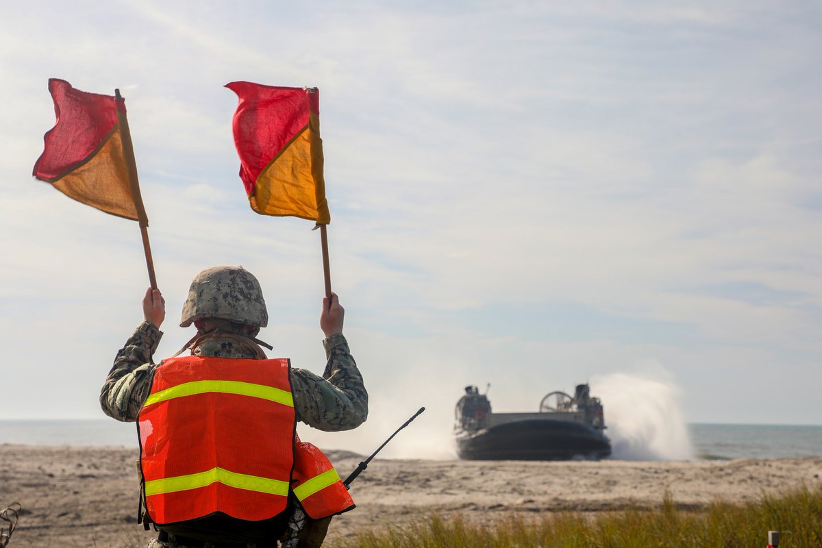 LCAC Ops 🌊 U.S. Marines and Sailors with the Wasp ARG (WSP) and 24th Marine Expeditionary Unit come ashore via a landing craft air cushion from USS NEW YORK (LPD 21) to conduct a non-combatant evacuation exercise #USNavy #USMarines #24thMEU #LPD21 #COMPTUEX #Readiness