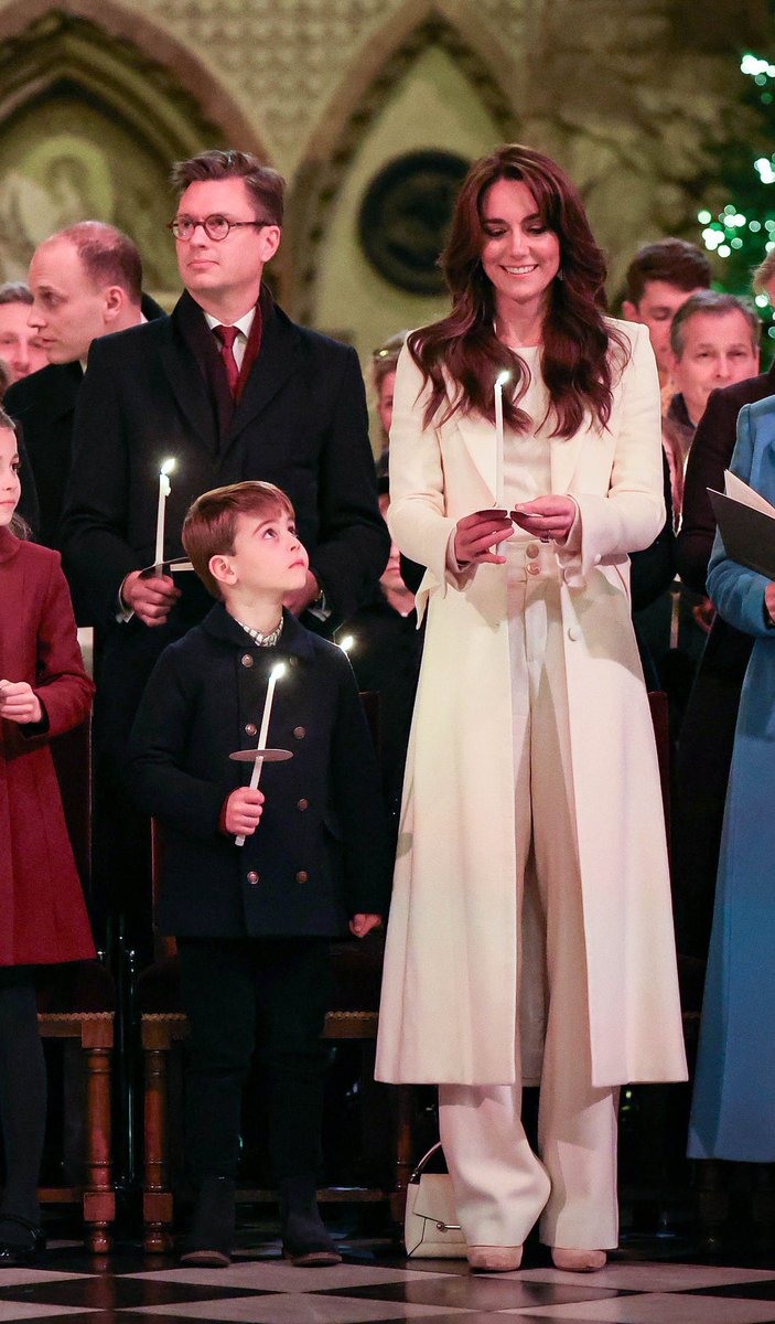 Prince Louis gazing at his beautiful mama Catherine 🥰🤍