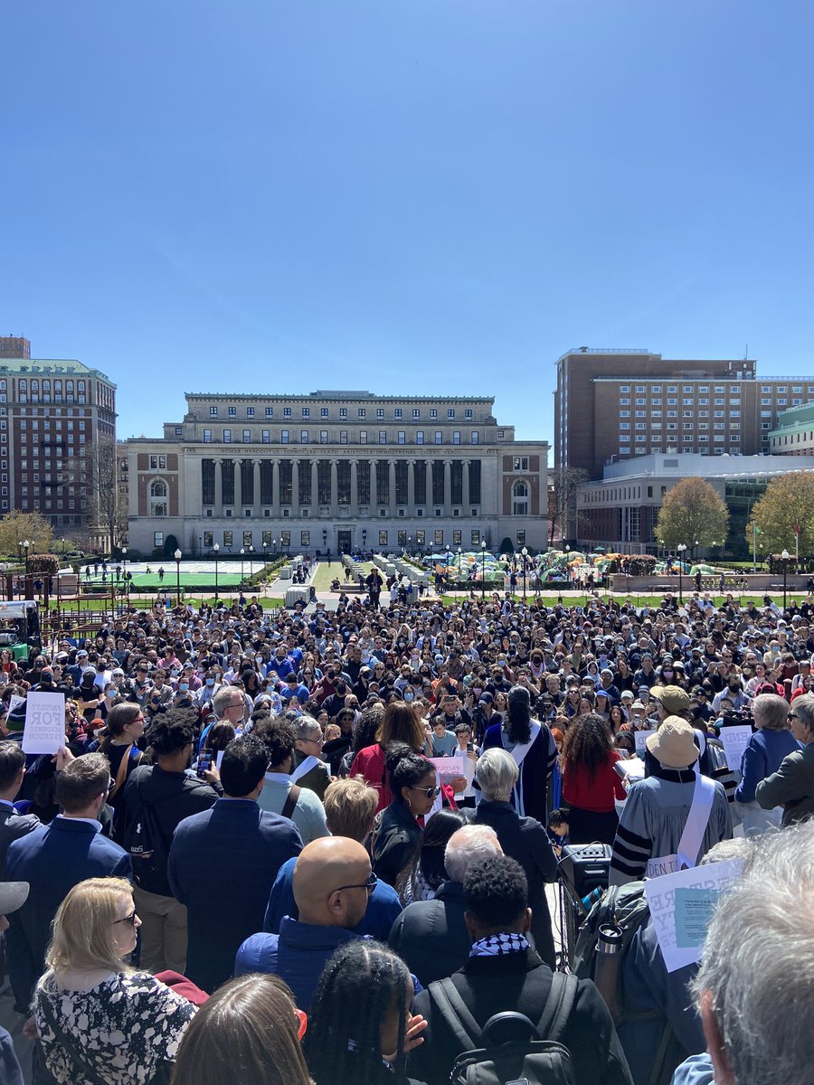 Happening now: Columbia and Barnard Faculty stand in support of our students @Columbia @BarnardCollege