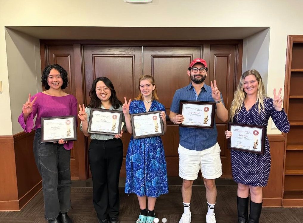 USCKSI's tweet photo. 🎉 Congratulations to our graduating KSI Undergraduate Fellow Judy Lee for placing 2nd in the USC Libraries Research Awards! 🥰👏
😊 We are so proud of Judy and excited to see where her fruitful efforts will lead her! ❤️
#uscksi #usckoreanstudiesinstitute #usclibraries https://t.co/5eICGOtLjR