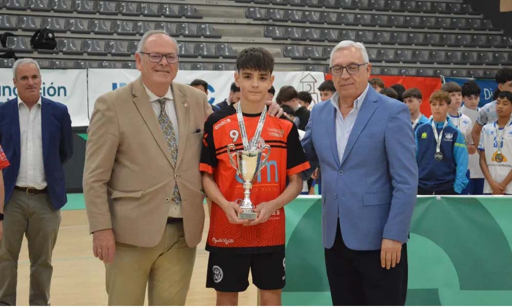 gabycumbreras's tweet photo. El @BM_Roquetas fue el campeón del CADEBA infantil masculino de balonmano, celebrado en San Fernando, al imponerse al Palma del Río (29-23) en la final. El Bahía de Almería, tercero y el Algeciras acabó cuarto.
https://t.co/psoQo3TiLS https://t.co/Nc69E8QExy