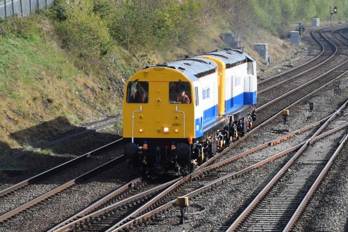 #twentiesontuesday - The 20s I promised you! Now in Balfour Beatty white and blue livery (looks very smart imho), 20901 and 20905 rumble towards their final destination of Barrow Hill L.I.P. on 0Z20, snapped from Markham's Footbridge with a fair few others around for them!