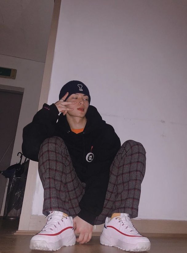 dailyhangyeom's tweet photo. ✌️🙂‍↔️

#OMEGA_X #오메가엑스 #한겸  #HANGYEOM https://t.co/Kydhxr7kUR