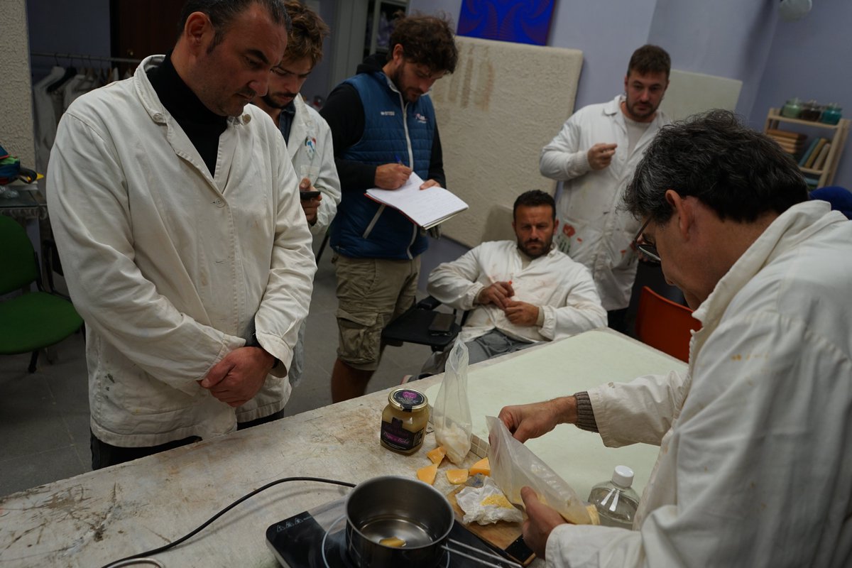 Preparazione della #cera durante il corso di #formazione dedicato al #tadelakt. La cera fa da protettivo e serve per #lucidre ulteriormente la superficie del #tadelakt.

#formazione #formazioneprofessionale #lucidatura #tadelaktart #artigianato #ecobuilding #naturalart #craftman