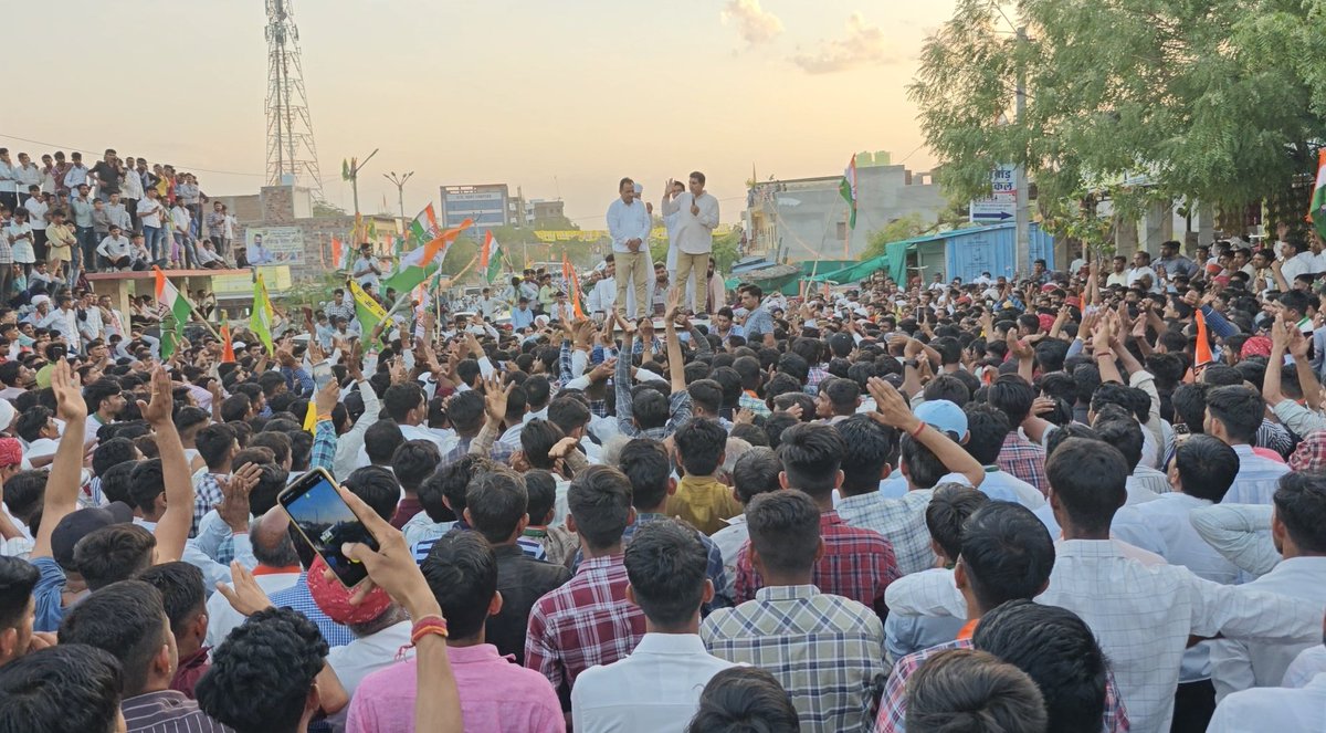 जोश है भारी, परिवर्तन की है तैयारी! आज बायतू विधानसभा क्षेत्र के गिड़ा पहुंचकर बाड़मेर-जैसलमेर संसदीय क्षेत्र से कांग्रेस प्रत्याशी @UmmedaRamBaytu जी के समर्थन में रोड़ शो में अपार जन आशीर्वाद मिला। मालाणी की धरा इस बार इतिहास कायम करने जा रही है। #Barmer #Rajasthan