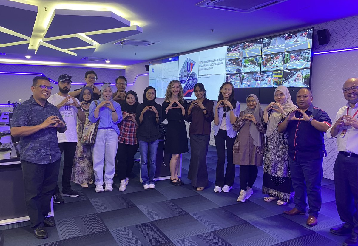 Incredible day touring #DoughnutEconomics projects w @JemilahMahmood’s @SunwayCPH team & Ipoh City Council. Engineers working with AI to ⬇️ traffic jams, carbon emissions & air pollution, 💦capture, & eco tourism in a former quarry. A 🍩, a 🛟, unity. Inspiring. #EarthDay