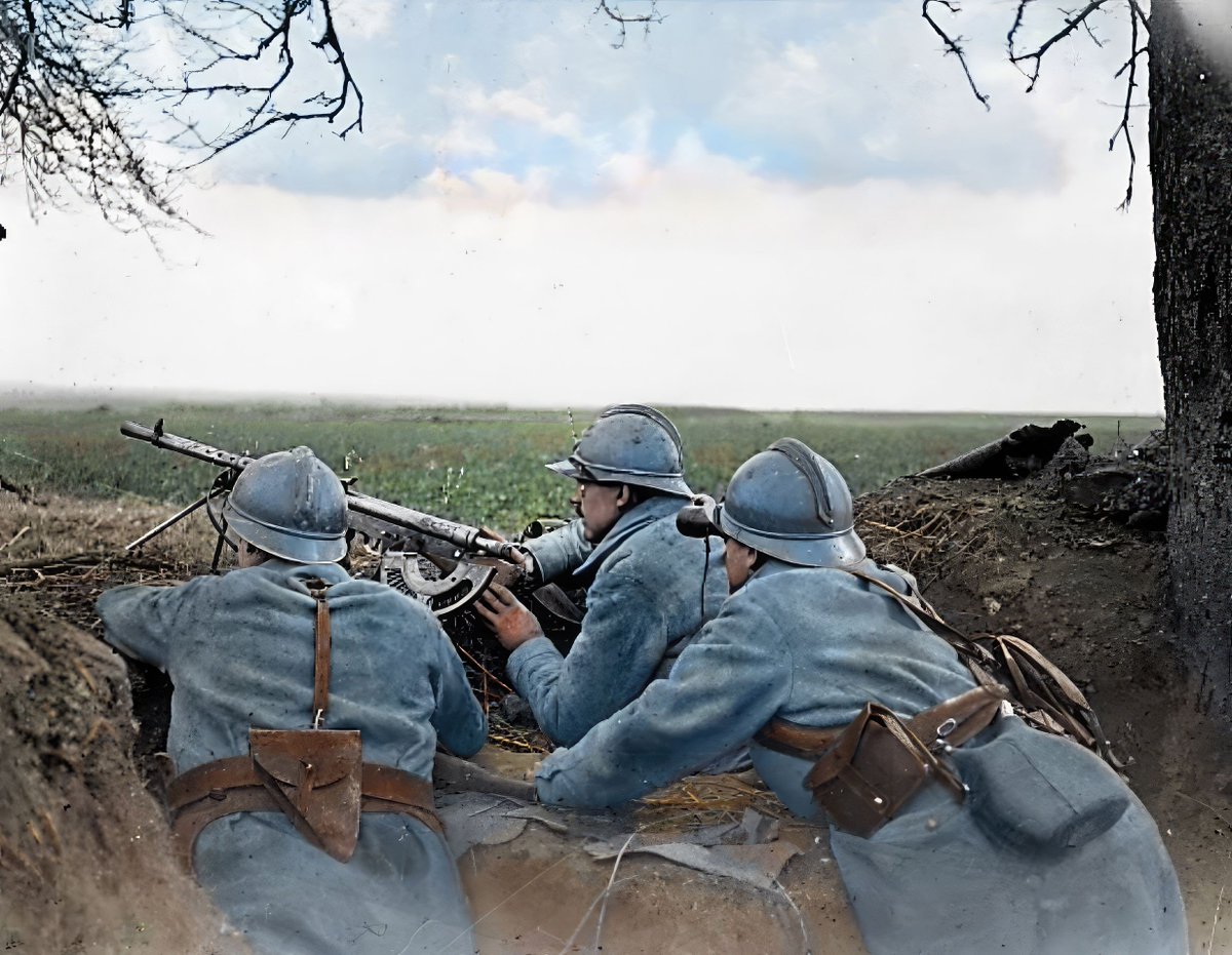 French soldiers with a Chauchat machine gun (Fusil-Mitrailleur Chauchat Mle 1915 CSRG) holding the line during Ludendorff's Second Offensive, April 1918. 

#chauchat #ludendorff #armylife #France #WWI