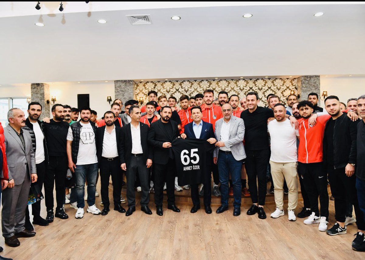 İstanbul / Esenyurt Belediye başkanı Değerli hemşehrimiz Prof Dr Ahmet Özer Dün oynan Vanspor galibiyetinin ardından kulüp yöneticilerimizi, futbol takımımızı ve bizleri belediyenin sosyal tesislerinde ağarladığı için kendisine çok teşekkür ediyoruz.