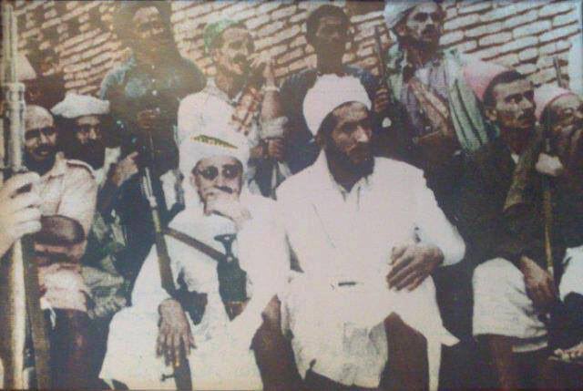 صورة قديمة جداً تعود لستينيات القرن الماضي لشيخنا العلامة #عبدالمجيد_الزنداني وهو في صفوف القبائل الذين ثاروا ضد حكم #الإمامة الزيدية في #اليمن. 

لم يترك ساحة للجهاد والنضال والفداء والتضحية لم يتخلف عنها أو يتأخر. 

رحم الله شيخنا #الزنداني رحمة واسعة وجزاه عن الأمة خيرا.