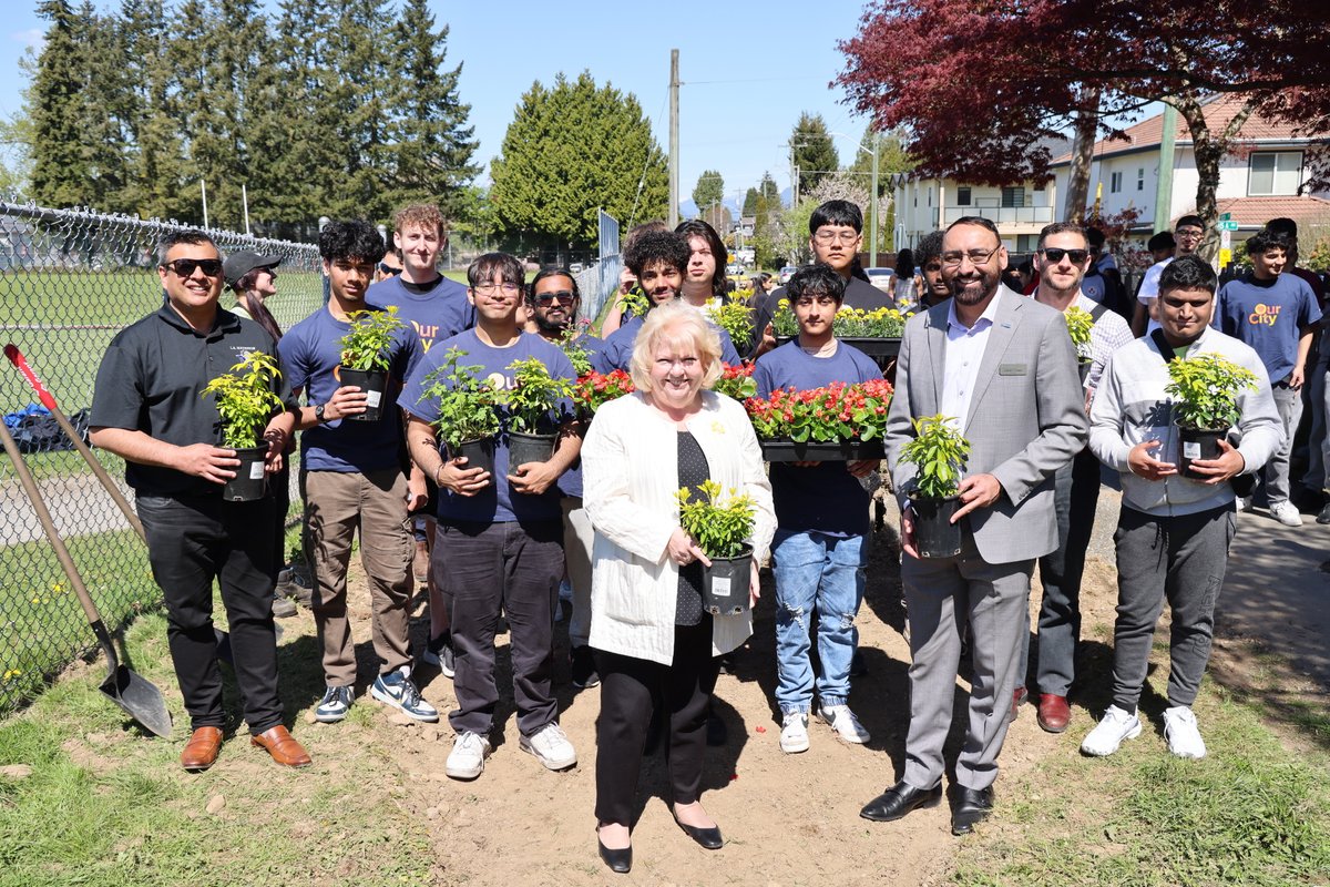 Thank you to students at LA Matheson Secondary for helping kick off the Our City campaign again this year! This initiative aims to empower residents to participate in neighbourhood improvement and beautification projects for a cleaner, more vibrant Surrey. These passionate