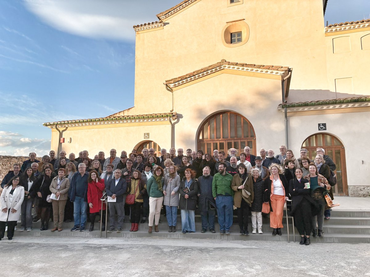La Revetlla Literària de Sant Jordi comença amb la tradicional fotografia de grup dels autors i autores locals que han publicat llibres en els darrers 12 mesos. <a href="/BiblioFigueres/">Biblioteca de Figueres</a> <a href="/ajfigueres/">Ajuntament de Figueres</a>