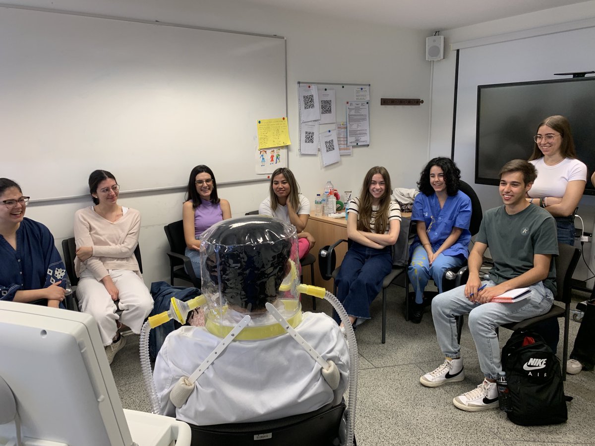 fjredondocalvo1's tweet photo. Hoy hemos trabajado con los alumnos de ⁦@MedicinaCR_UCLM⁩ ⁦@uclm_es⁩ en un taller de ventilación mecánica no invasiva y ecografía desde el módulo de ⁦@AnestesiaGAICR⁩ ⁦@SanidadCLM⁩ ⁦@Simu_HGUCR⁩ https://t.co/8QX37a3Uz0