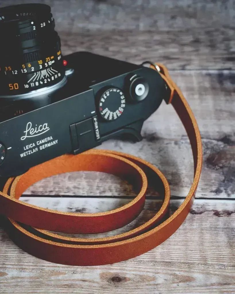Classic leather camera strap in beautiful tan colour. Check them out here --> buff.ly/426jExL #leica #leicacamera #leicam10 #leicam10p #leicaworld #leicam #leicam240 #camerageeks #cameragear #cameraporn #mirrorless #camerastrap #leathercamerastrap #mirrorlesscamera