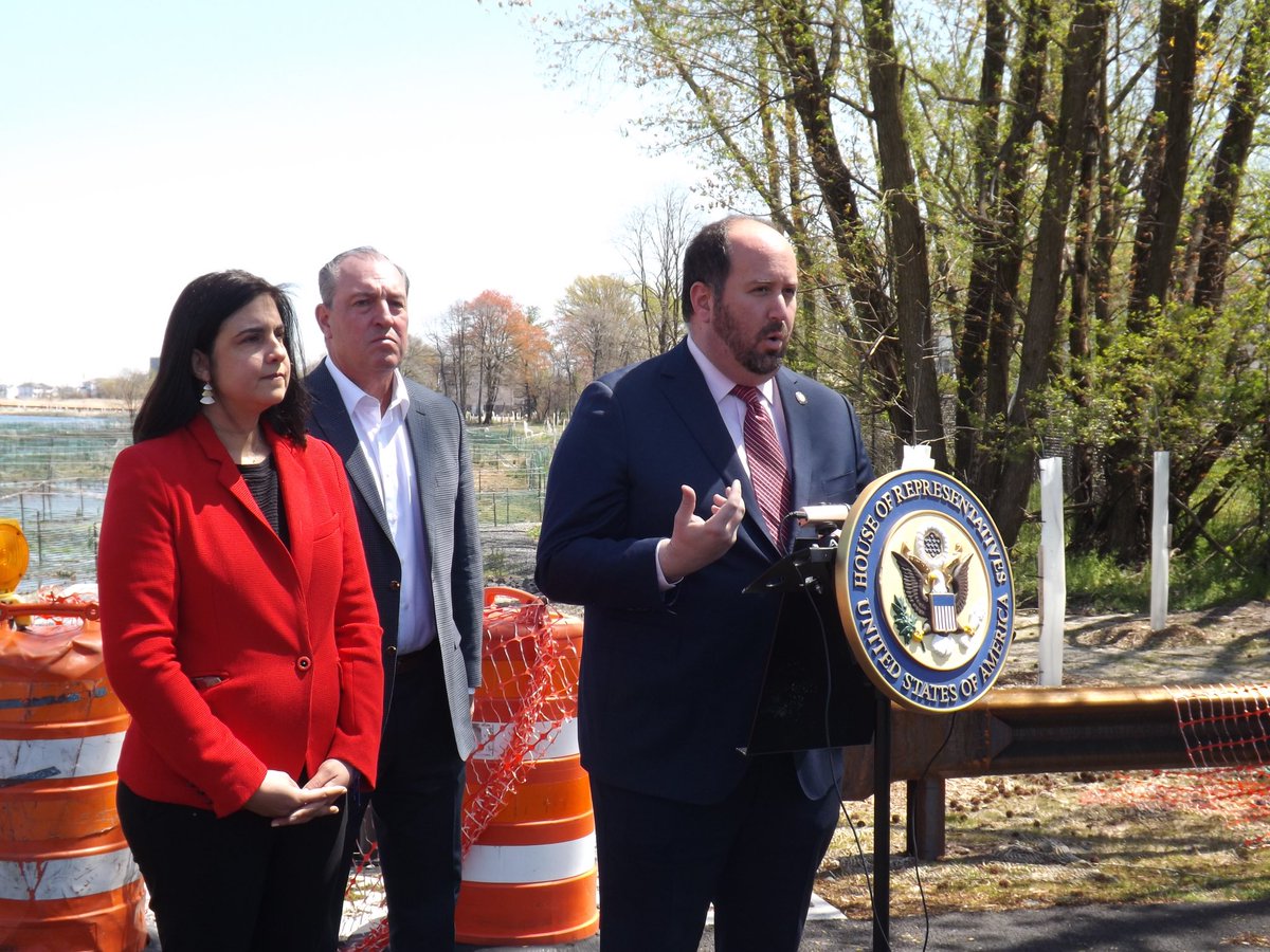 Today I stood with @RepMalliotakis and @SIBPVito to announce new funding the Congresswoman secured to fund critical street work and connections to the New Creek Bluebelt in #statenisland . The Bluebelt has been a huge success at draining stormwater off our residential streets 1/2