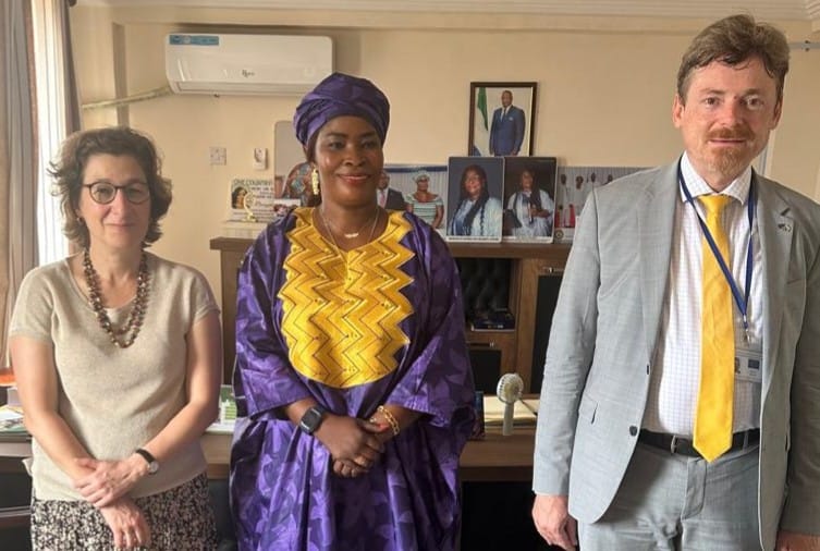 On her visit to 🇸🇱 @laranjinhaEU1 had fruitful meeting with @mogca_S_L on 🇪🇺🇺🇳 Spotlight Initiative to support 🇸🇱 efforts against SGBV and on progress through 🇸🇱GEWE act for women representation. #EU4U #SpotlightInitiative