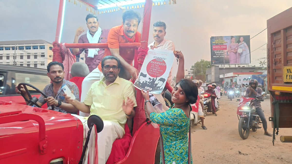 aidsokerala's tweet photo. വിദ്യാർത്ഥികളുടെ ആവശ്യങ്ങൾ തെരഞ്ഞെടുപ്പിൽ ചർച്ചയാക്കണമെന്നും രാഷ്ട്രീയ പിന്തുണ നൽകണമെന്നും അഭ്യർത്ഥിച്ചു ആലപ്പുഴ മണ്ഡലം സ്ഥാനാർത്ഥി കെ.സി. വേണുഗോപാലിനും, എ.എം. ആരിഫിനും സ്റ്റുഡൻസ് മാനിഫെസ്റ്റോ കൈമാറി AIDSO.

#AIDSO
#aidsokerala https://t.co/FMIRwwsIw4