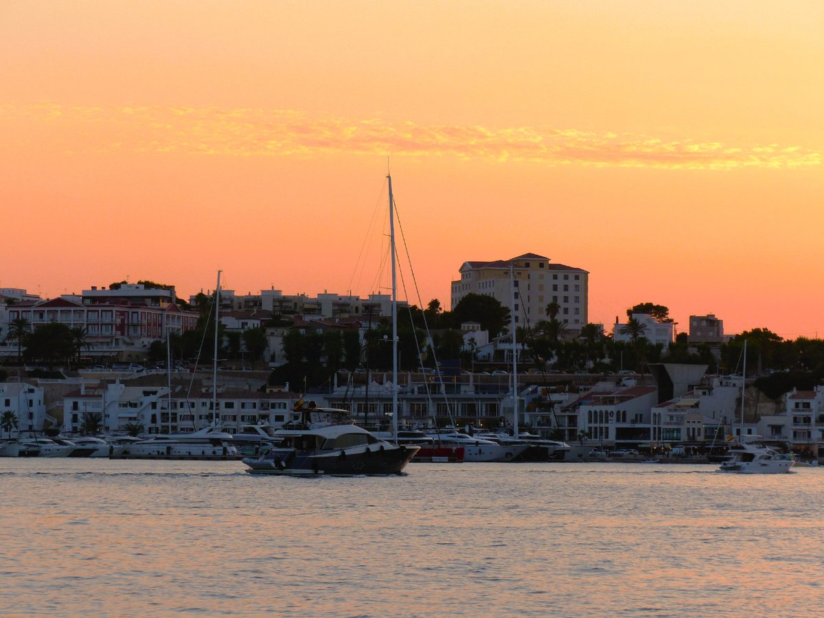 ¡Descubre los increíbles colores que se vislumbran desde nuestra marina al caer el sol!

Discover the incredible colours that can be seen from our marina at sunset!

#menorca #mediterraneansea #marinaportmahon #balearicsisland #ipmgroup #discoveringmenorca #sailinglifestyle