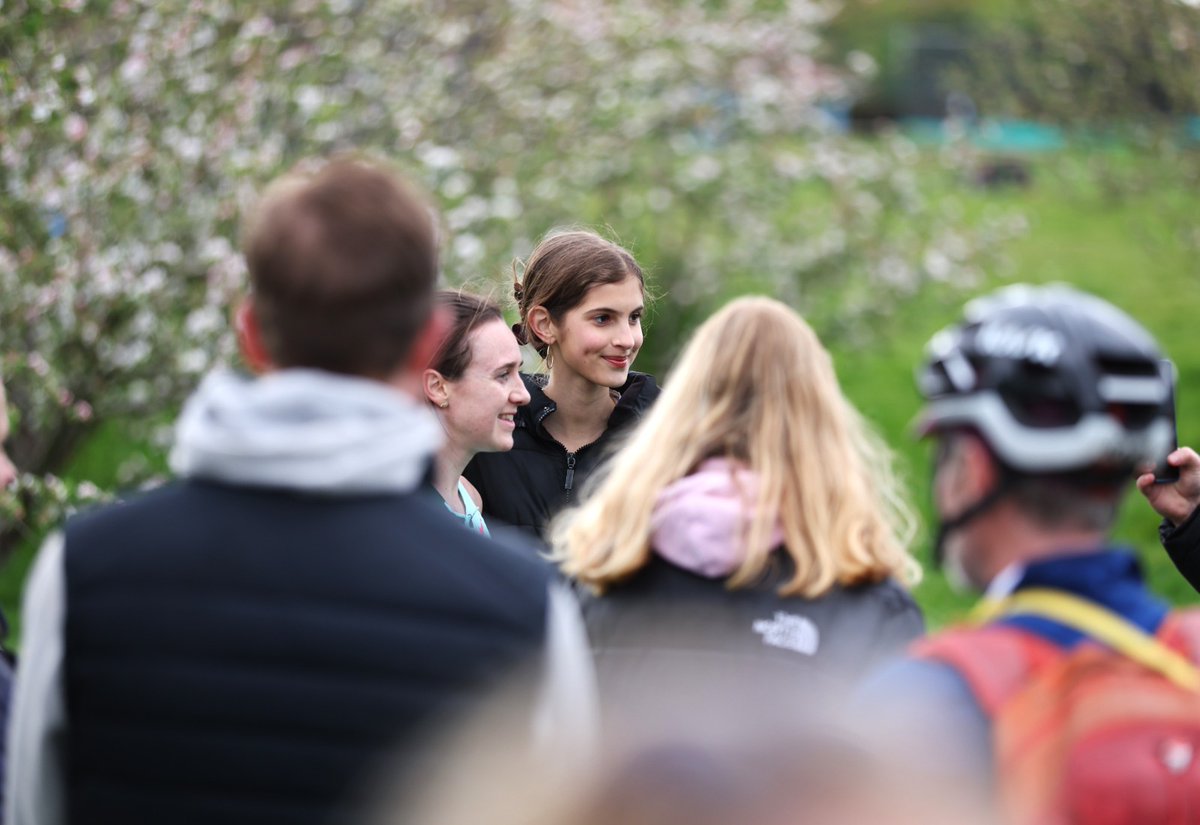 One of my favourite photos from the weekend. She'd only just finished racing, but @lauramuiruns was kind with her time to make some young people's days at @podium5k 🤗