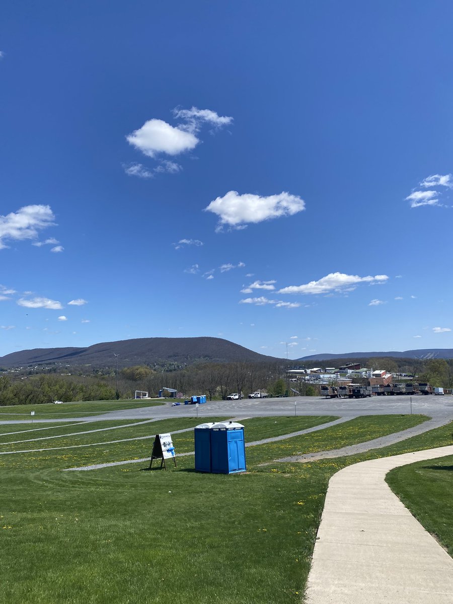 Beautiful weather for my first run post-injury. It’s been over two weeks and my first marathon is next week… 😬😬😬 We’re finishing it no matter how many times I’ll need to talk a walk break lol. 

#running #PAwx #marathontraining