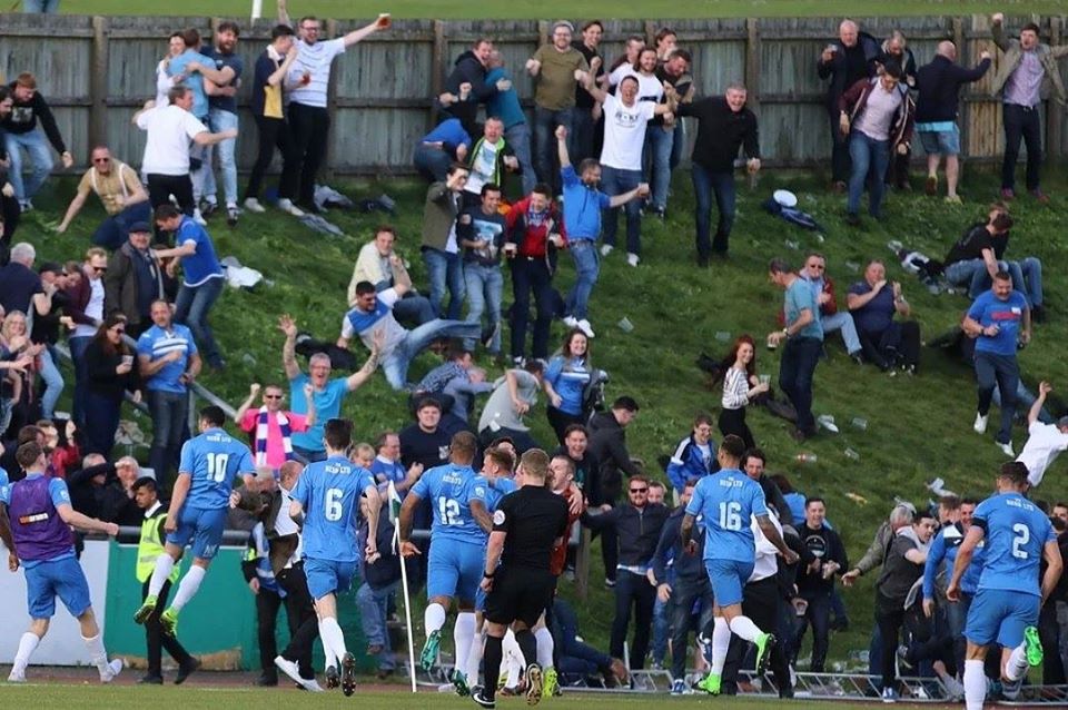 Awaydays23's tweet photo. ON THIS DAY 2017: Stockport County at Bradford Park Avenue #stockportcounty https://t.co/2q7wtwI2go
