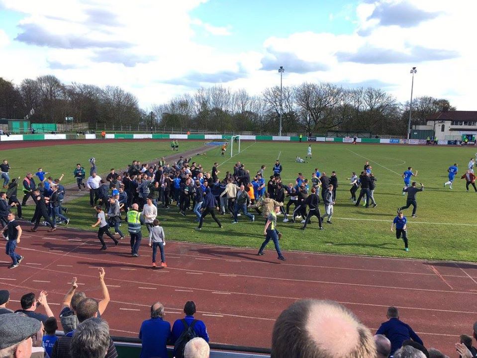 Awaydays23's tweet photo. ON THIS DAY 2017: Stockport County at Bradford Park Avenue #stockportcounty https://t.co/2q7wtwI2go