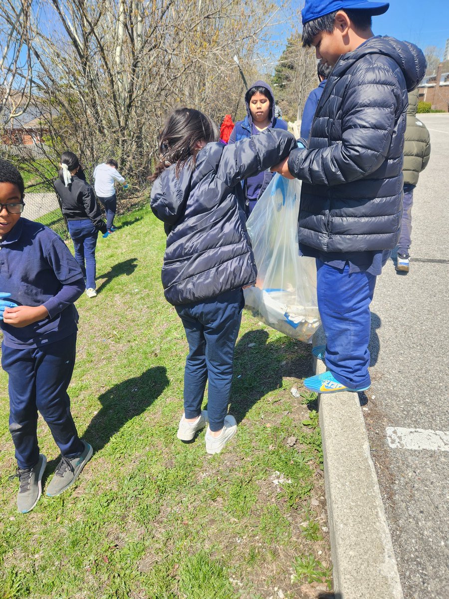 Doing a great job cleaning up the schoolyard and the St Timothy Parish yard this afternoon for Earth Day. @LiveGreenTO @TCDSB @TimothyTcdsb #CleanToronto
