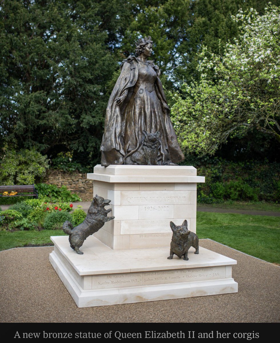 Obridge's tweet photo. Nice idea. The apotropaic corgis will keep the pigeons away and protect Her Majesty https://t.co/tQliufyPBB