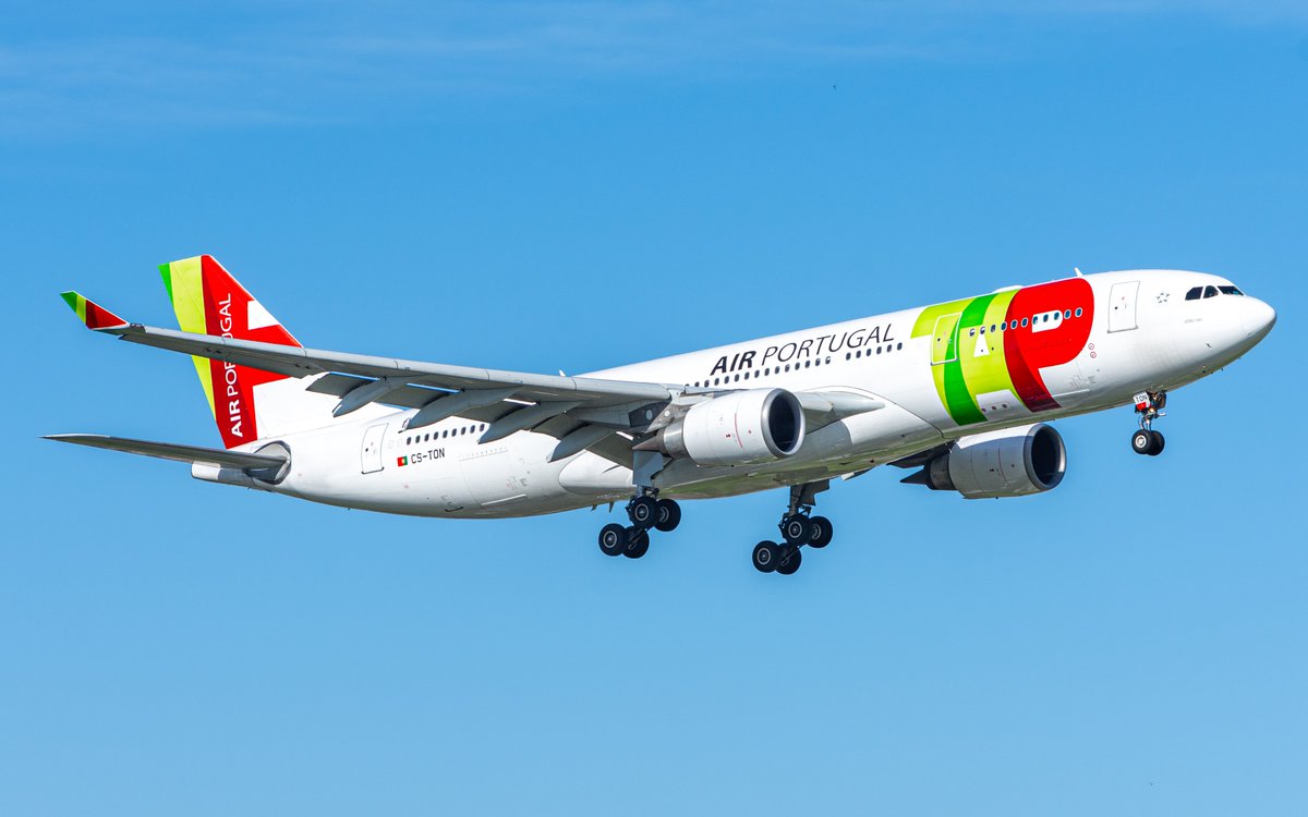 A l'aéroport de Lisbonne, la compagnie reine des lieux est bien entendu la @tapairportugal ! 
En matinée la journée commence par l'arrivée des vols internationaux. La #TAP opère en long-courrier la famille @Airbus #A330 , ceo et neo, dont elle à été le client de lancement 🙂