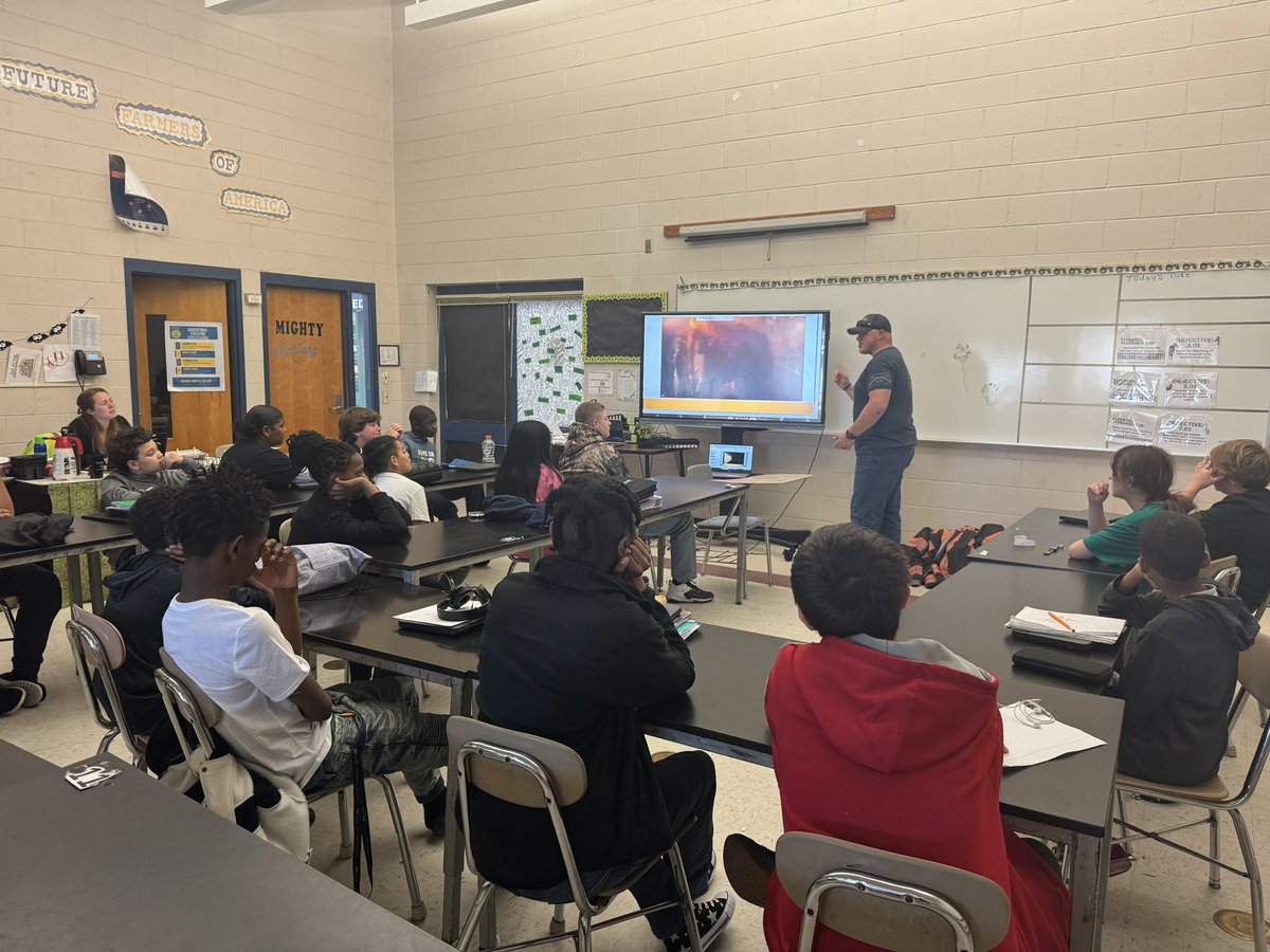Calling all future first responders! 📢 Mr. Dodson spoke with a variety of CTE classes @MWMustangs about his career in the fire service, volunteerism, certifications, and future opportunities with the CCS Fire Academy. 🚒🚑#RewardingCareers @cte_ccs @CumberlandCoSch