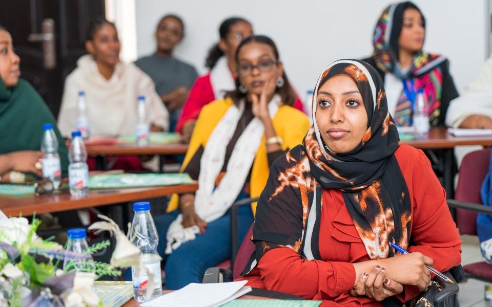 Empowering a Diverse & Intergenerational Group of Sudanese Women: A peacebuilding initiative facilitates connections between young women leaders and mentors, to apply newly acquired skills and engage w/ communities on peace and security issues. Read more: un.org/peacebuilding/…