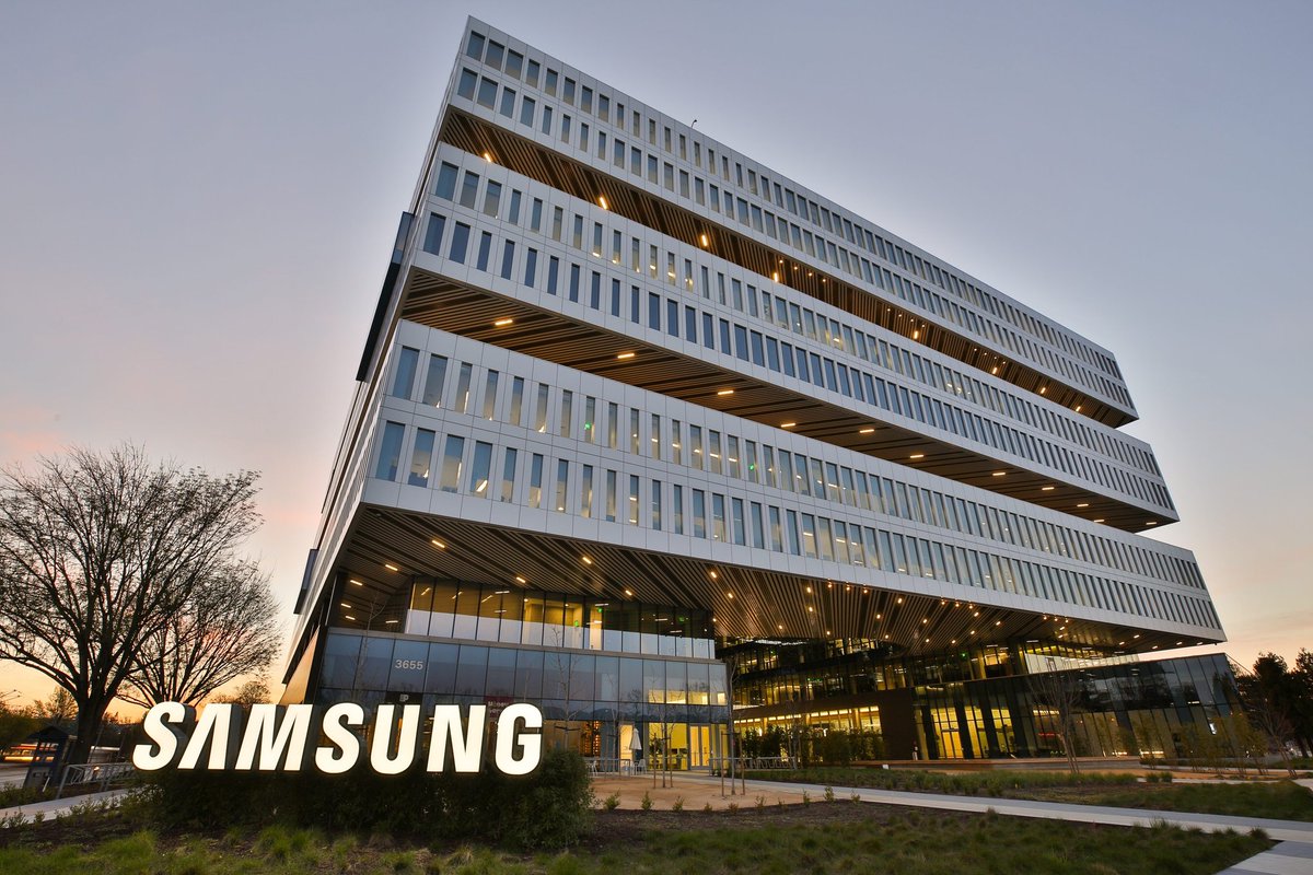 🚨 FLASH - Samsung impose la semaine de 6 jours 😵 Vous avez bien lu, Samsung demande à ses managers coréens de travailler le weekend alors que l'incertitude économique plane. Objectif de cette rallonge : analyser et ajuster les stratégies et préserver le chiffre d'affaires 😭
