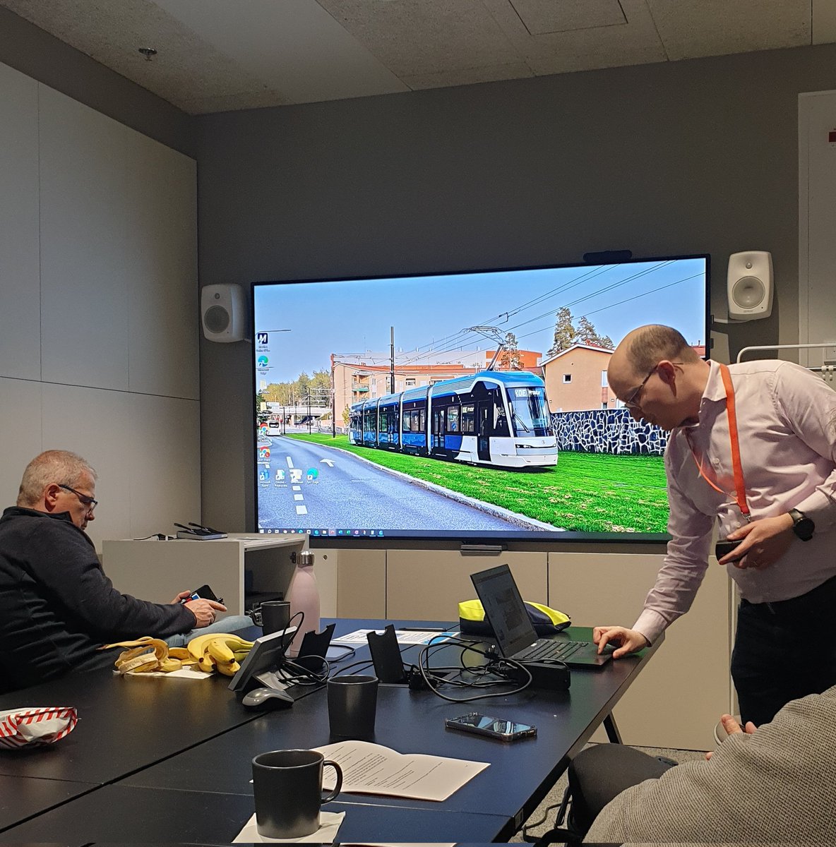 Kiitos <a href="/HelsinkiKymp/">Kaupunkiympäristö</a> kestävän liikkumisen ja Raide-Jokerin esittelystä Plus+T-hankkeemme vieraille tänään. Helsingin uudet poikittaisliikenneratkaisut inspiroivat vieraitamme Pforzheimista (<a href="/enzkreis/">Enzkreis</a>), Parmasta ja Itä-Götanmaalta.
