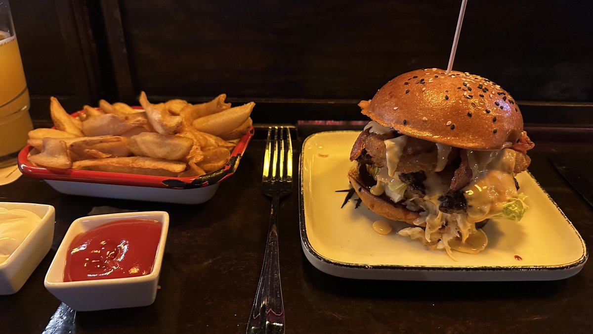 Erstmal lecker Burger gegönnt um den Akku aufzuladen