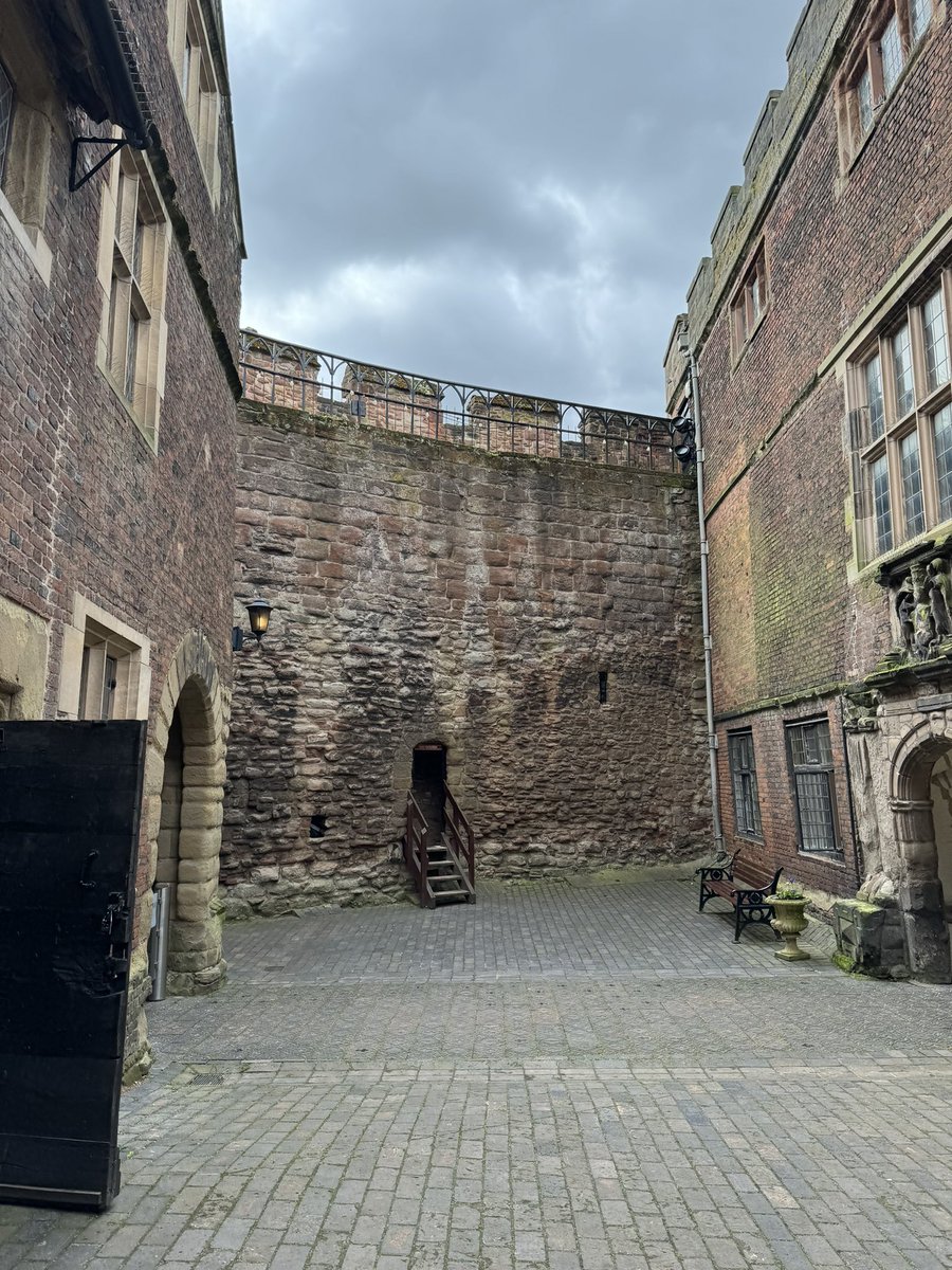View of the courtyard of Tamworth Castle, Staffordshire 🏴󠁧󠁢󠁥󠁮󠁧󠁿 love being able to see the shell keep wall shape #MedievalMonday #castle