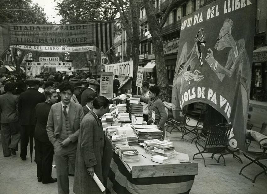 A Catalunya, el Dia del Llibre ja se celebrava per Sant Jordi als anys '30, quan la UNESCO ni tan sols existia. 📷 Pérez de Rozas / AFB (1934)