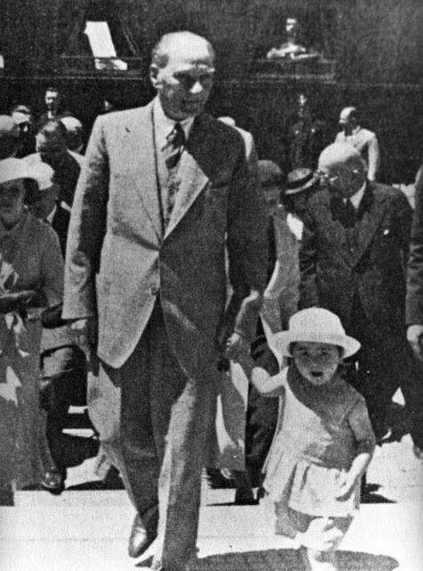 'Küçük hanımlar, küçük beyler... Sizler hepiniz, geleceğin bir gülü, yıldızı, bir bahtının aydınlığısınız. Memleketi asıl aydınlığa boğacak olan sizsiniz. Kendinizin ne kadar önemli, kıymetli olduğunuzu düşünerek ona göre çalışınız.' Mustafa Kemal Atatürk…