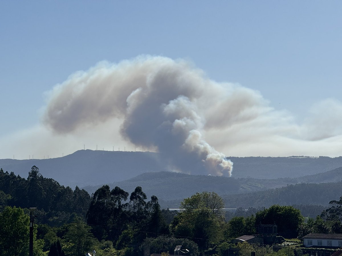 Incendio forestal de Rois, parroquia de Herbogo #IFHerbogoRois