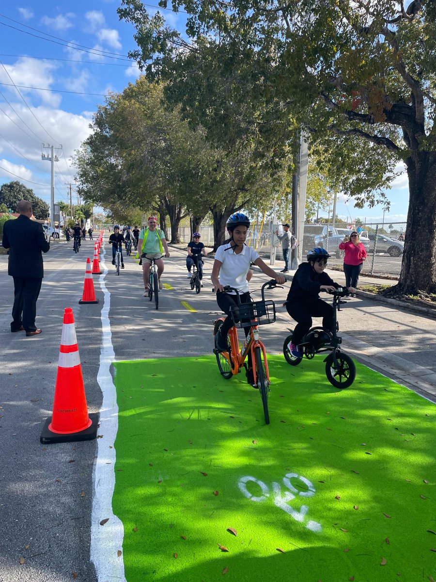 Pop-up protected bike lanes, a willing city, and a school: A match made in heaven. Pop-ups are a great way to find out if there's a latent demand* for youth cycling, like this one we did last week in the @cityofhialeah (Miami, Florida). *There usually is.