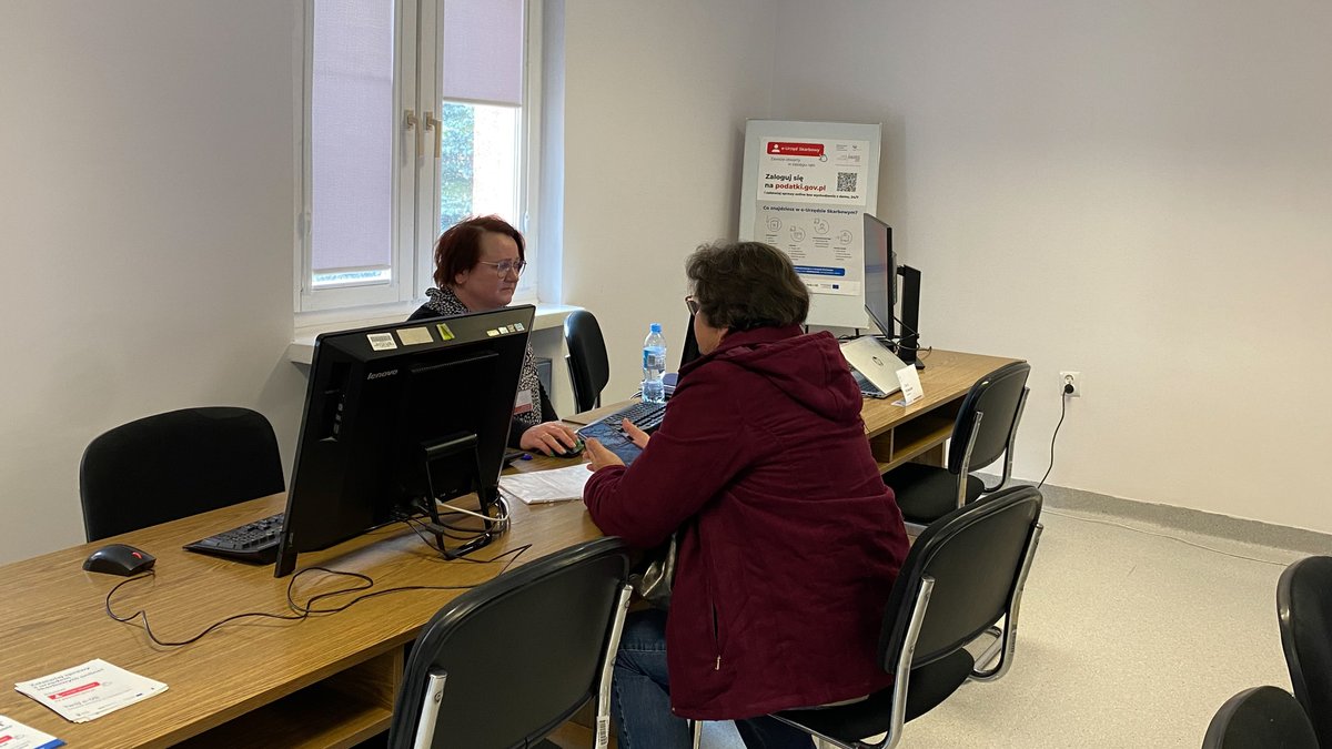 KAS_Gdansk's tweet photo. Pracownicy @KAS_Gdansk z #US w Człuchowie zorganizowali spotkanie, podczas którego wyjaśniali Seniorom jak złożyć zeznanie roczne korzystając z #TwojePIT. Omawiali też kwestie związane z ulgami podatkowymi i tłumaczyli jak przekazać 1,5% podatku dla OPP.
#KASdlaWas https://t.co/c415AWsN0L