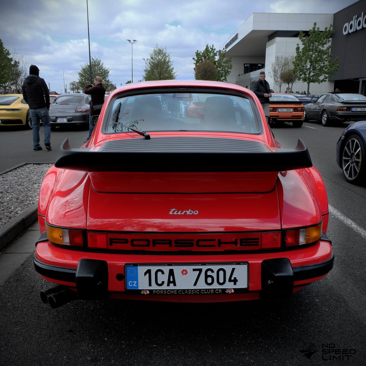 #turbotuesday #porsche911turbo #porsche930 #rearengine #flatsix #boxerengine #whaletail 🐳🐋 #thereisnosubstitute #cultcar #carporn