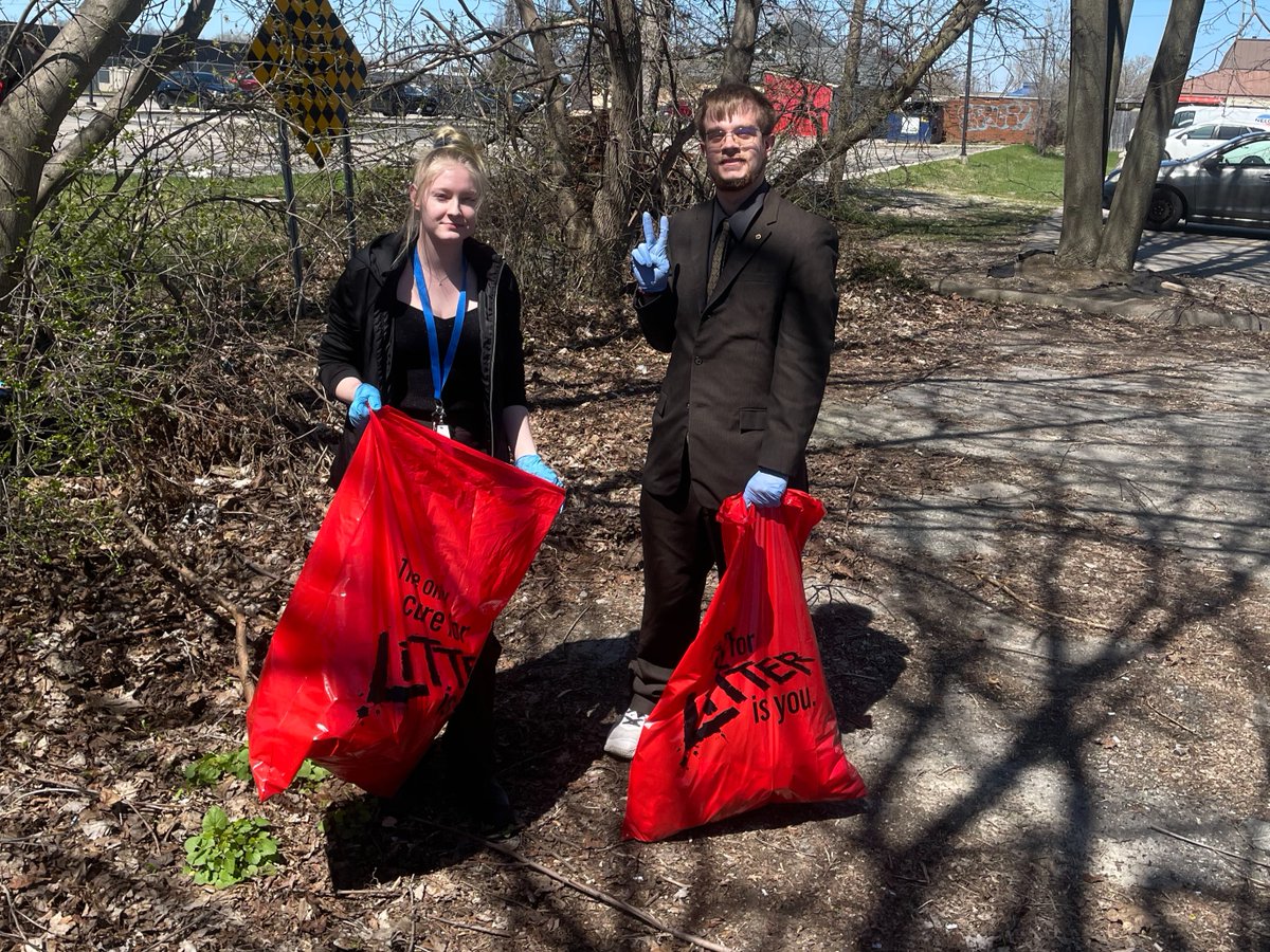 Staebler Insurance teammates celebrated #EarthDay by rolling up their sleeves for a neighbourhood clean-up around Staebler Place. Great job, team! 👍 Even just a quick, lunchtime collection can make an impact on the environment around us. 🌳🌎