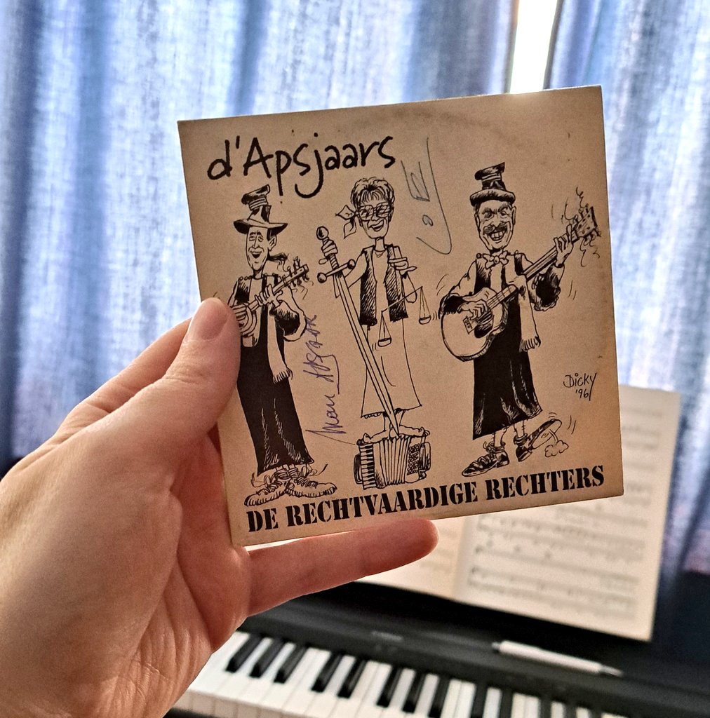 De Antwerpse groep D'Apsjaars maken hun naam waar met Antwerpse liekes en veel humor. In 1996 verscheen de zelfgeschreven singel De Rechtvaardige Rechters. #dapsjaars #antwerpen #nonkelmuziek